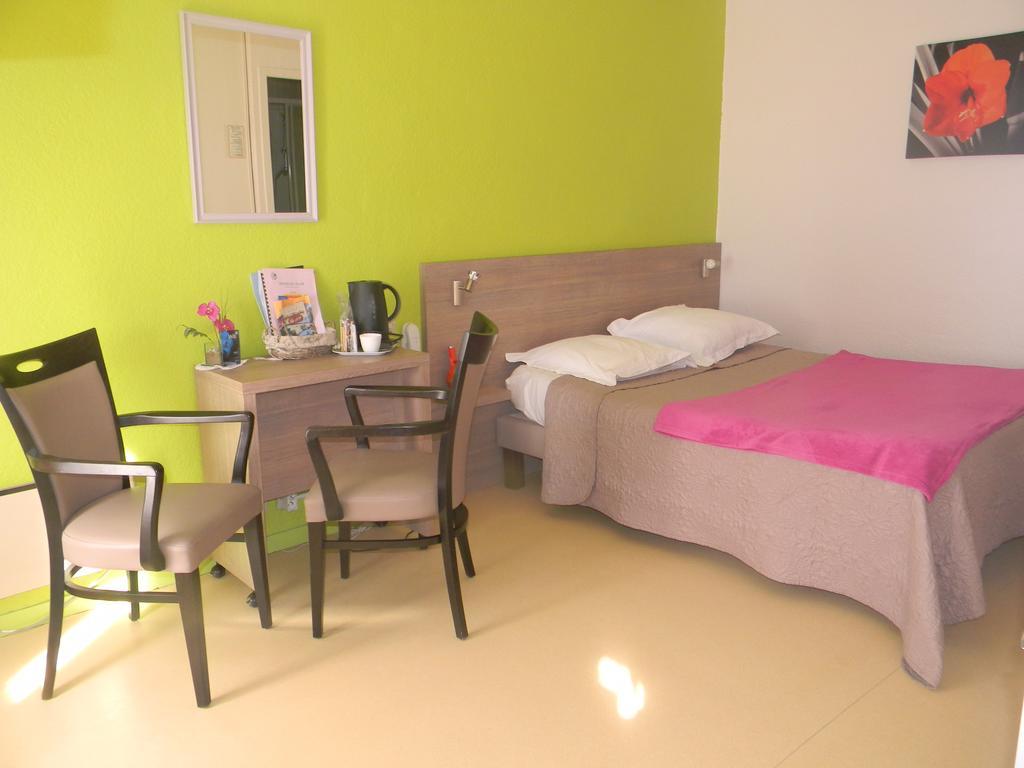 Residence Hoteliere Helios Jonzac Exteriör bild